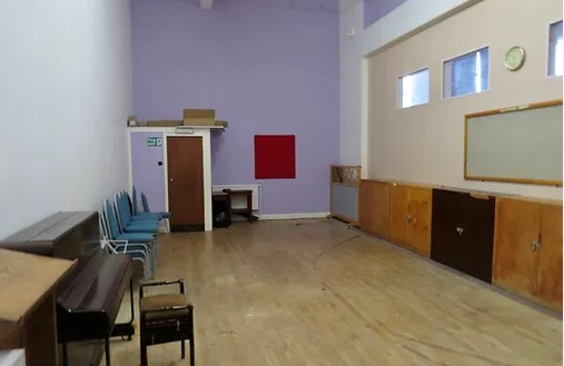 Avenue stage room